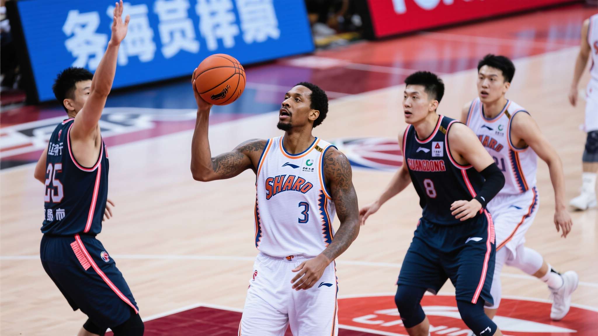 CBA排名又乱了!上海稳居第一,广东遭逆转跌至第4,北京杀进前三 首先值得关注的是上海男篮最近状态火热多线开花,无论是外援发挥还是本土球员配合,都